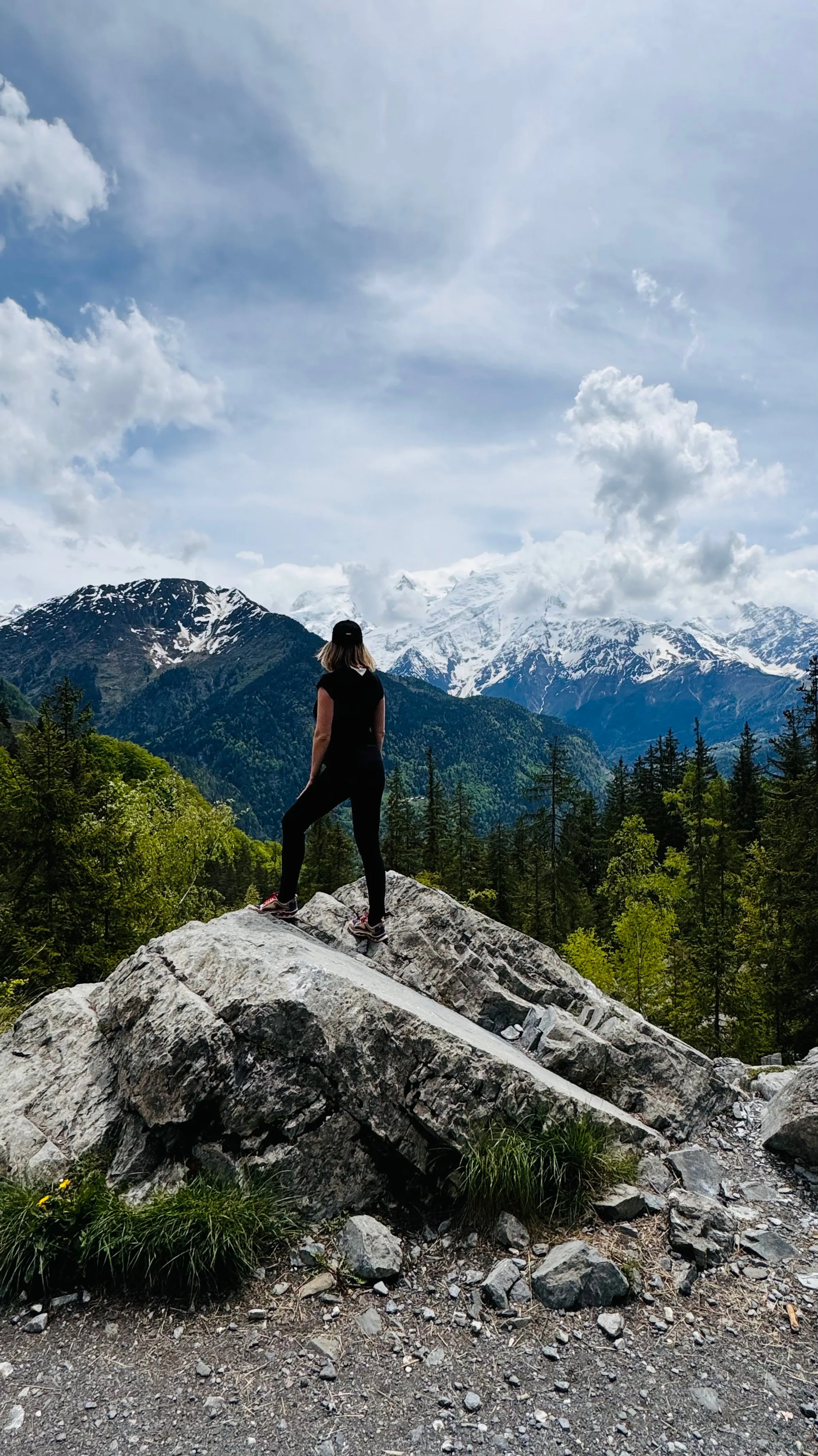 Olena devant les montagnes
